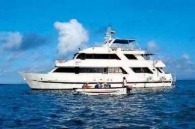 Galapagos Yachts M/Y Eric & M/Y Letty